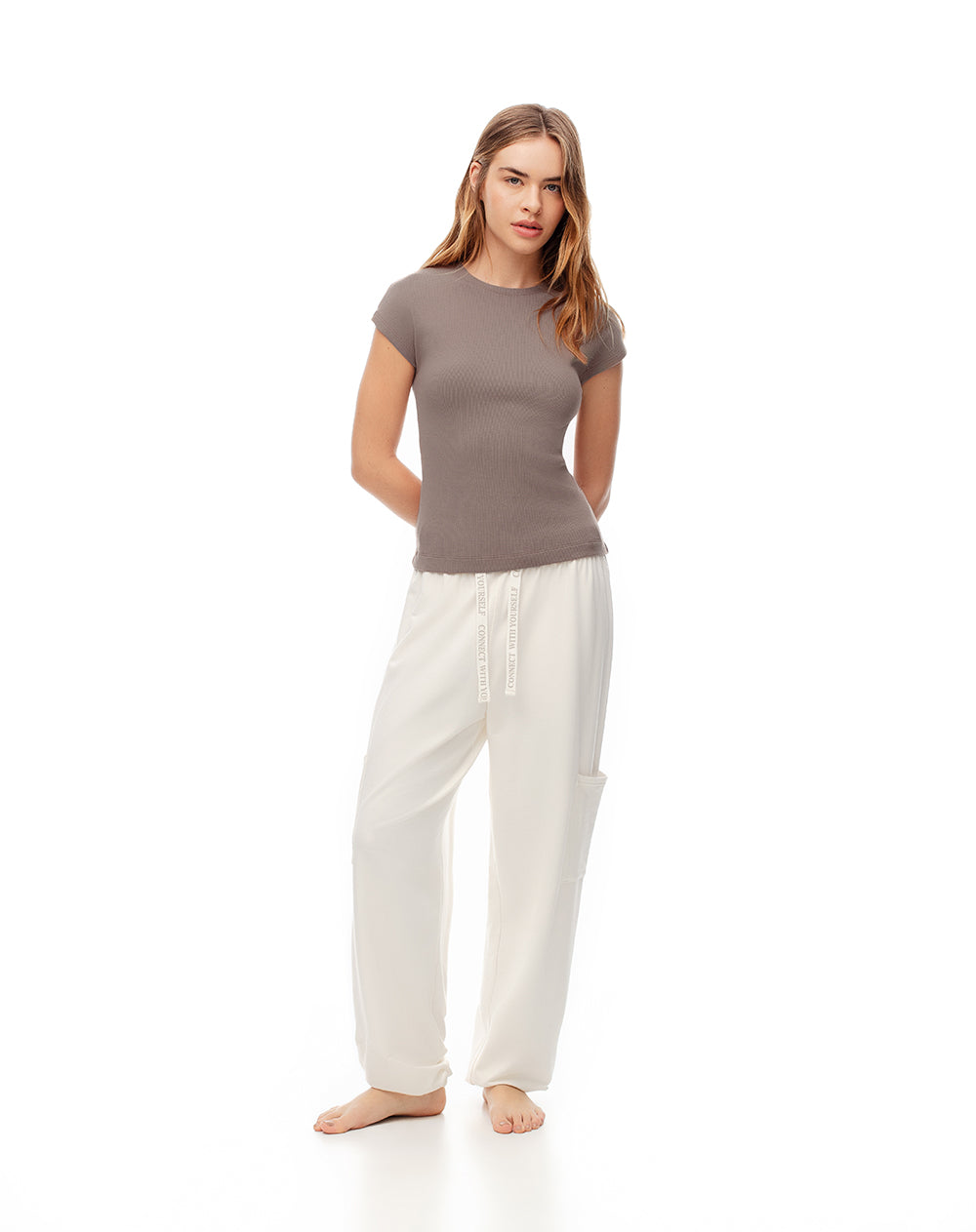 Camiseta slim fit manga corta café