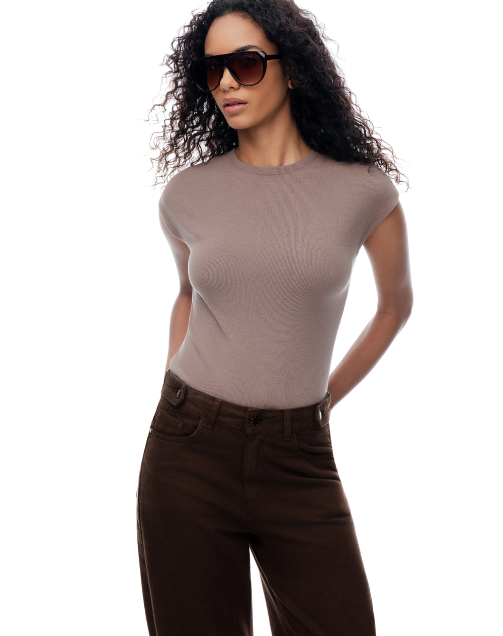 Camiseta slim manga corta café mujer