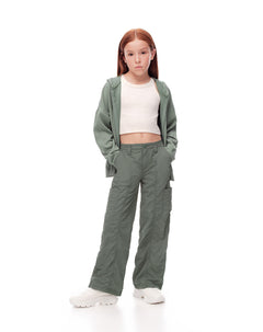 Pantalón cargo tiro medio elástico interno verde para niña