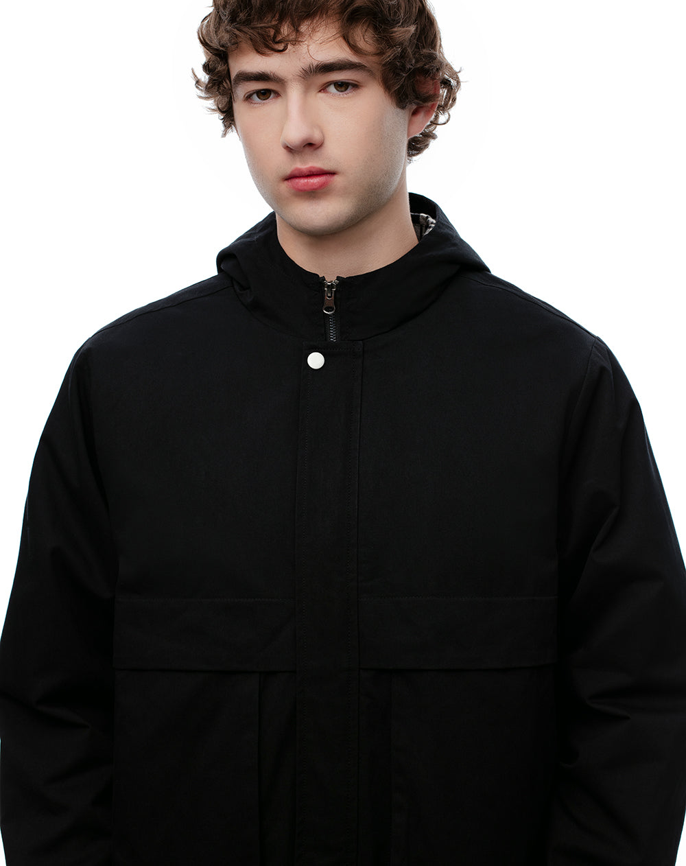 Chaqueta regular fit con capucha negra