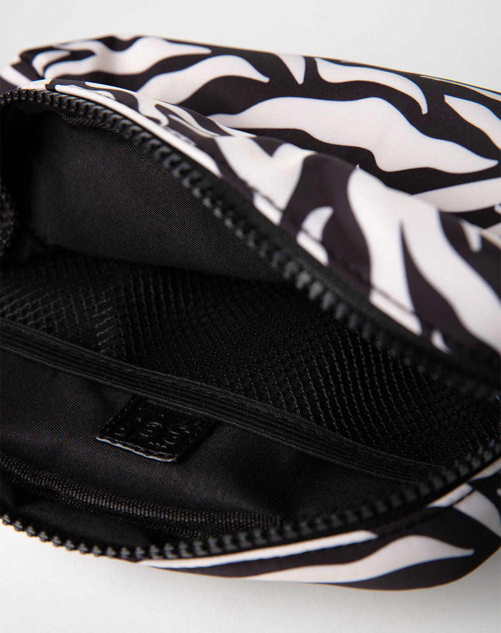 Estuche negro estampado
