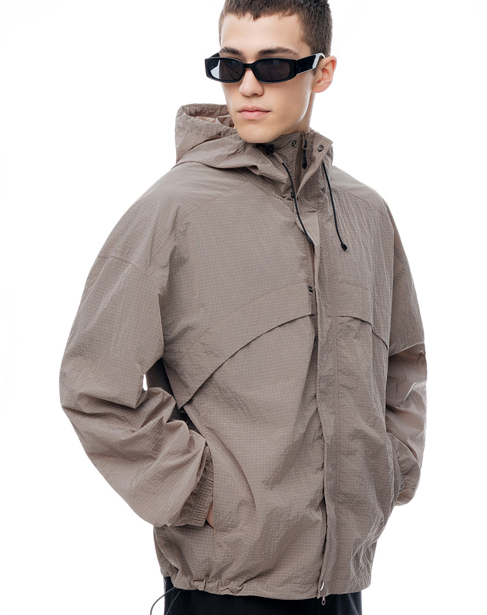 Chaqueta rompevientos café cuadros hombre