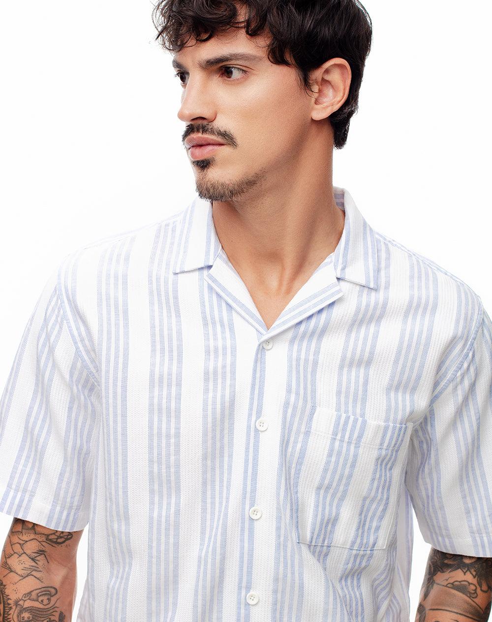 Camisa regular fit manga corta blanca con rayas