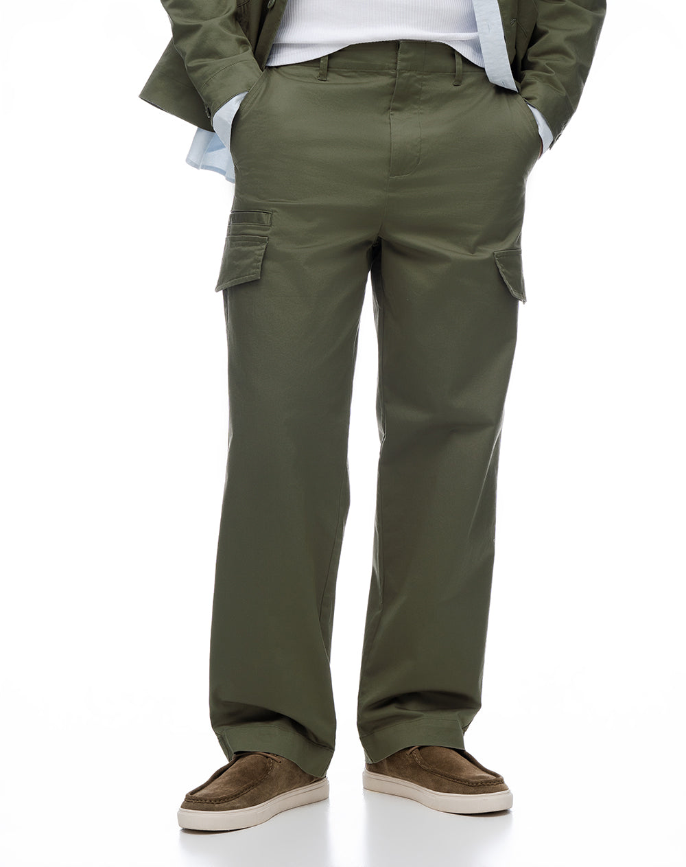 Pantalón tipo chino regular tiro medio verde oliva hombre