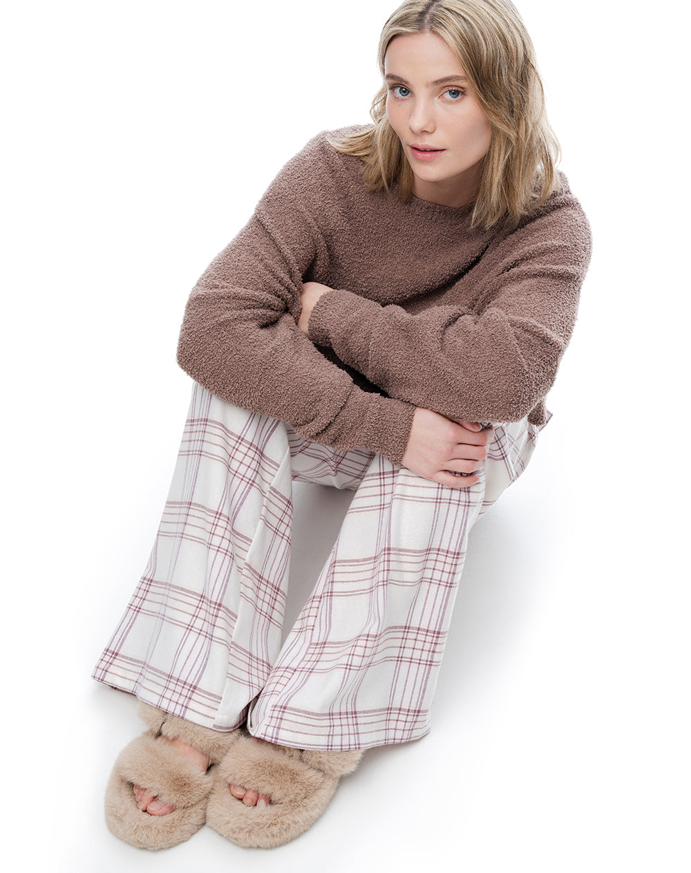 Pantuflas peluche beige mujer