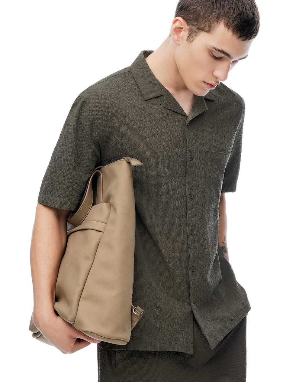Camisa manga corta loose tela liviana café hombre