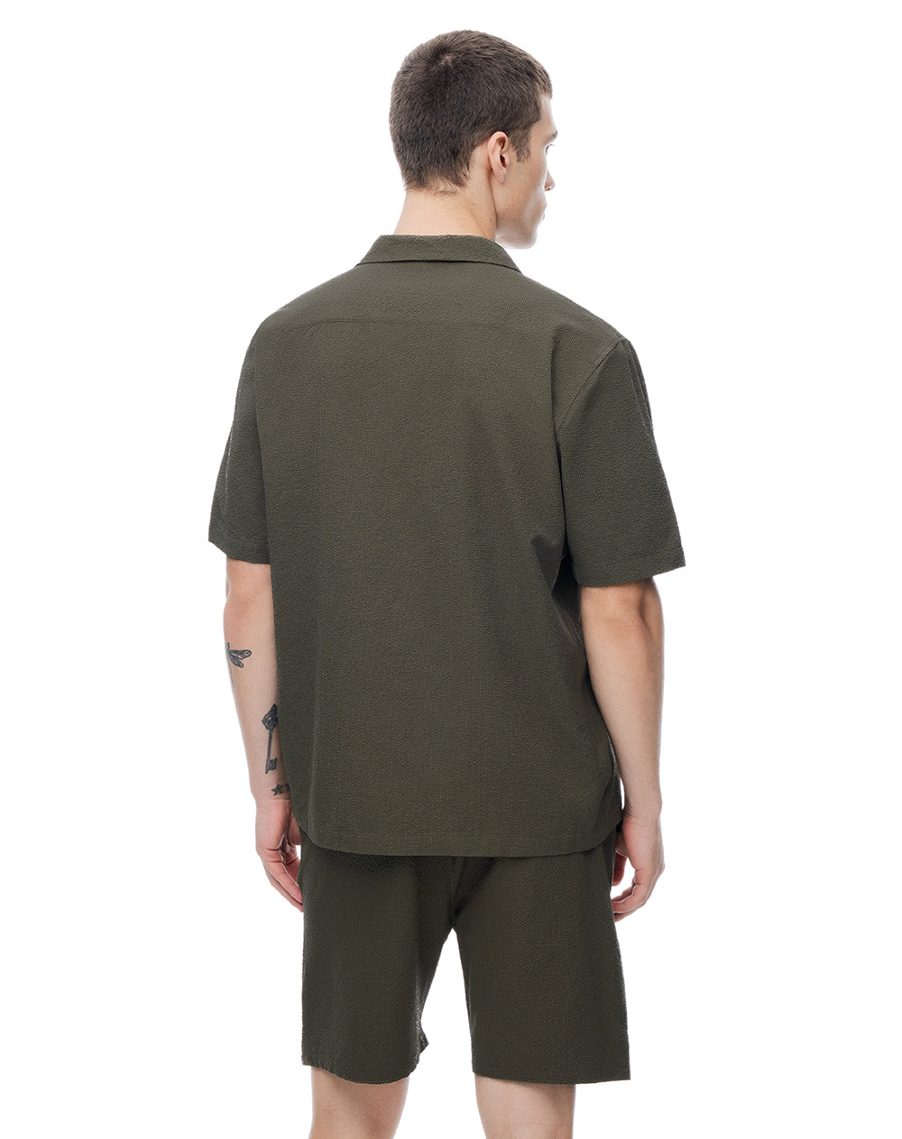Camisa manga corta loose tela liviana café hombre