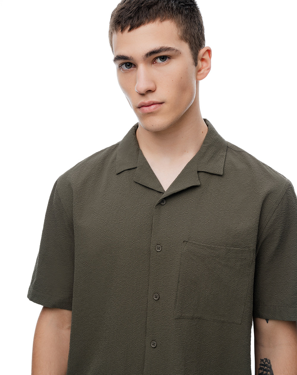 Camisa manga corta loose tela liviana café hombre