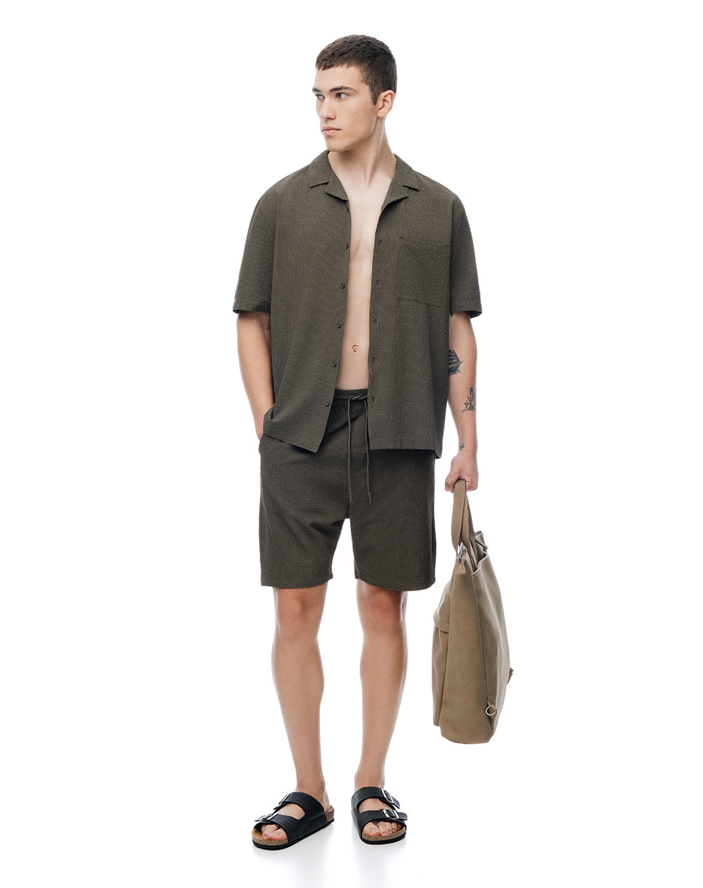 Camisa manga corta loose tela liviana café hombre