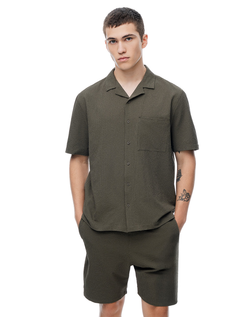 Camisa manga corta loose tela liviana café hombre