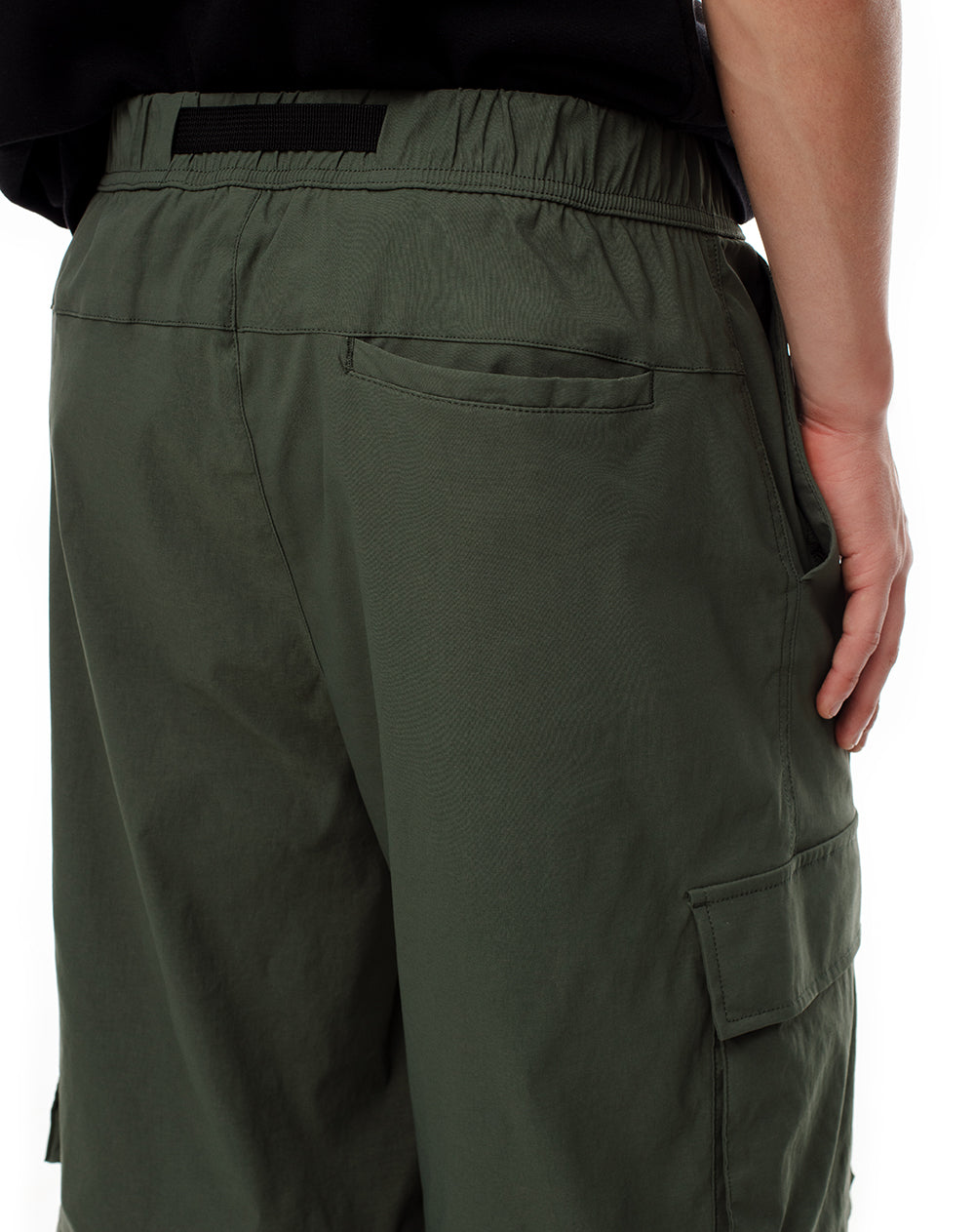 Pantalón loose fit tiro medio en drill verde