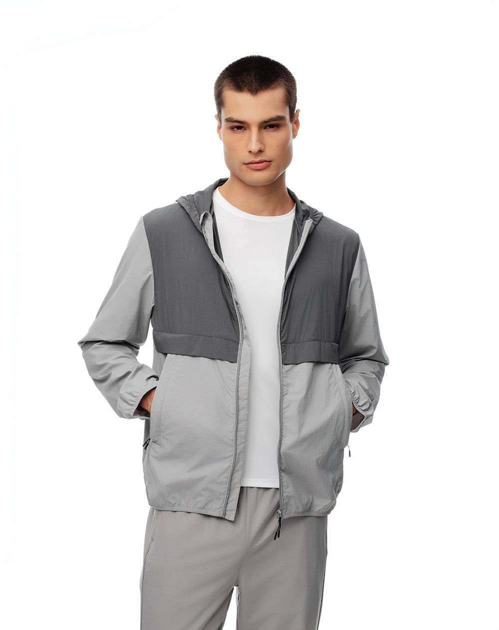 Chaqueta rompevientos gris hombre