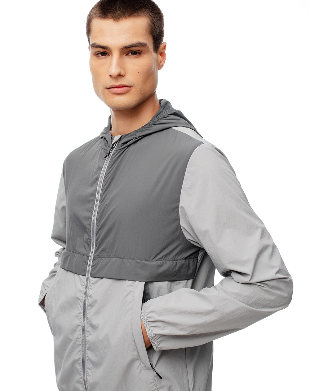 Chaqueta rompevientos gris hombre