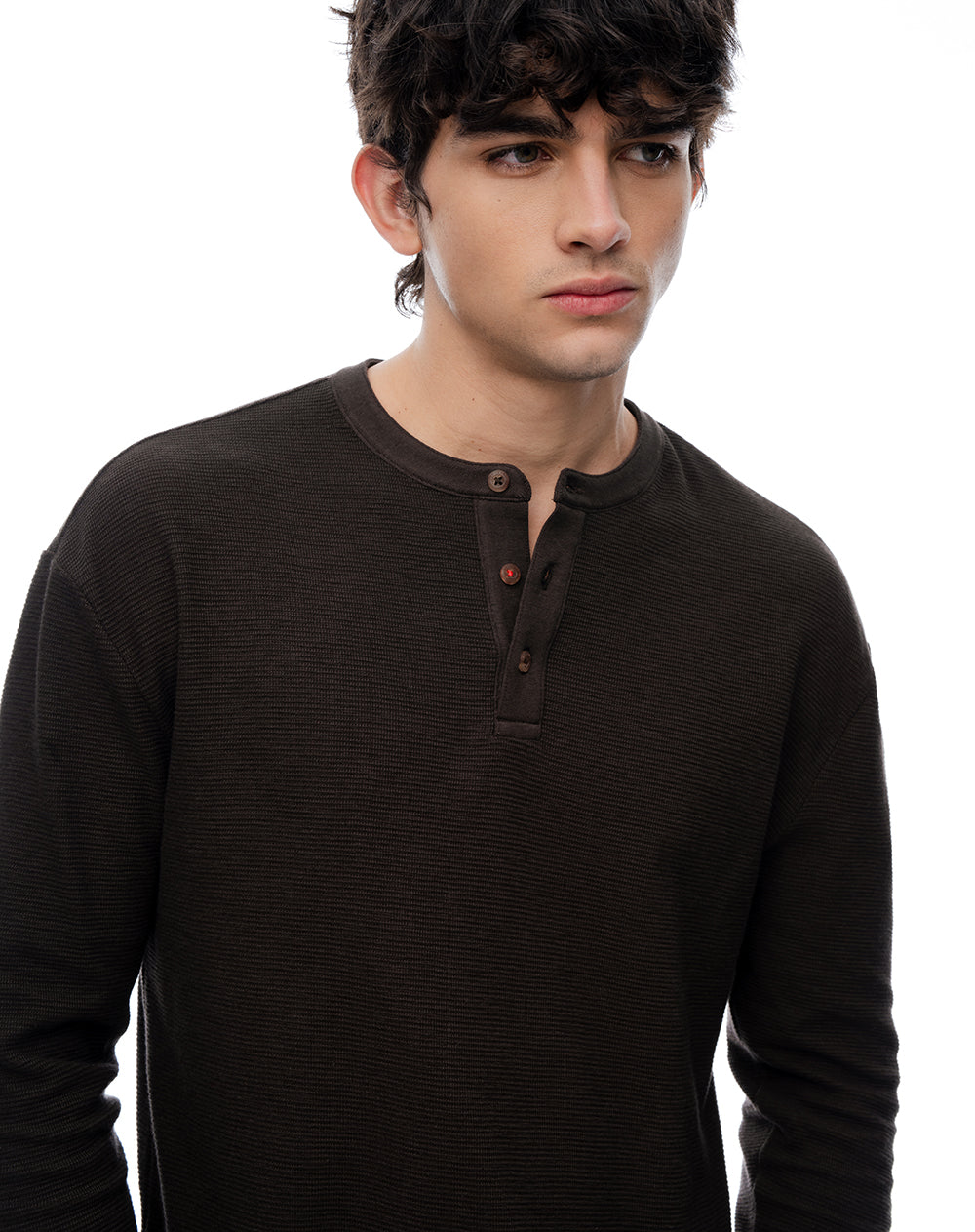 Camiseta slim fit manga larga café
