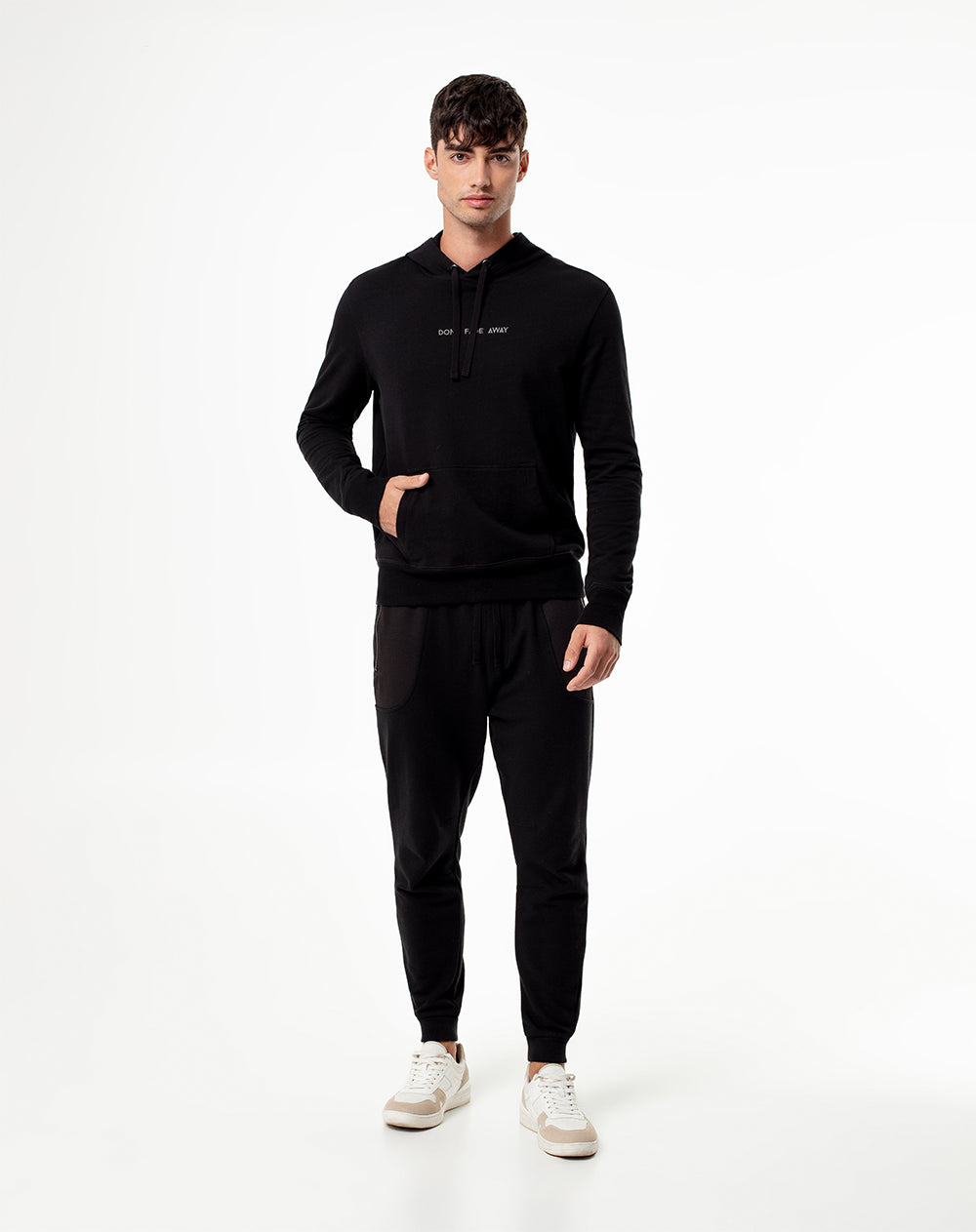 Buzo New New Hostem regular fit negro