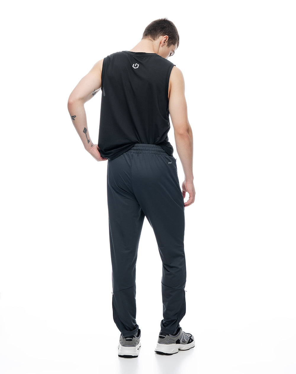 Pantalón deportivo control humedad gris hombre