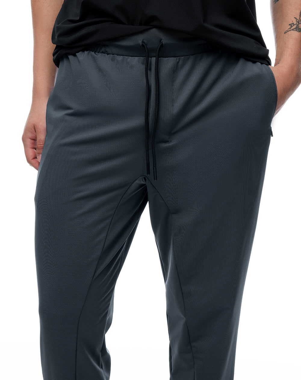 Pantalón deportivo control humedad gris hombre