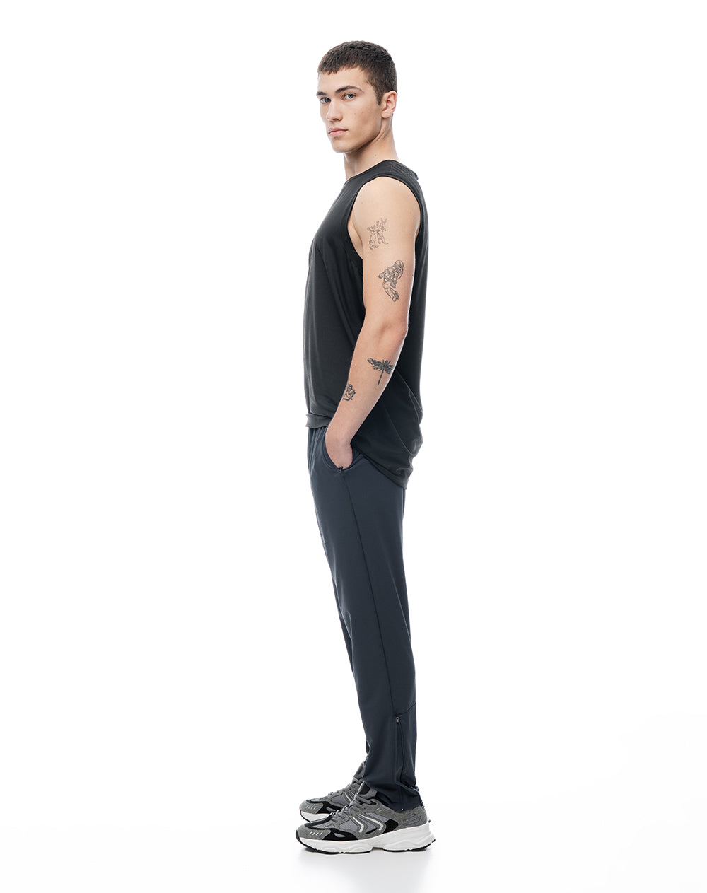 Pantalón deportivo control humedad gris hombre
