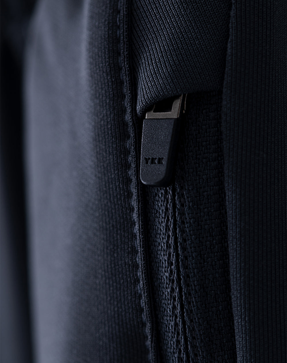 Pantalón deportivo control humedad gris hombre