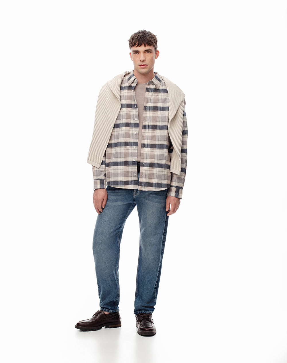 Camisa regular fit manga larga café con cuadros