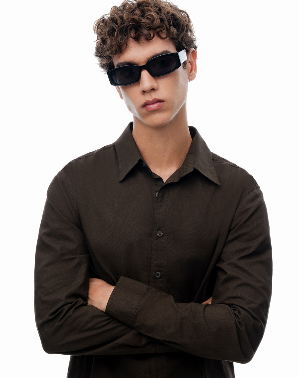 Camisa regular manga larga chocolate hombre