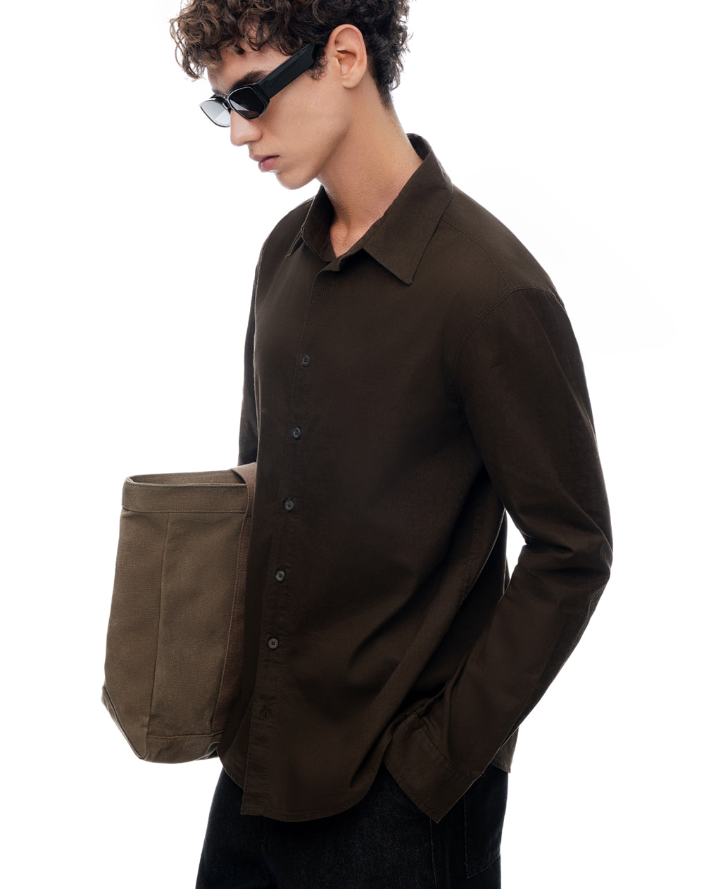 Camisa regular manga larga chocolate hombre