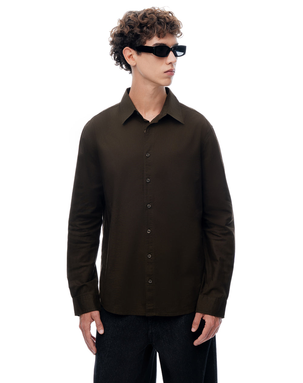 Camisa regular manga larga chocolate hombre