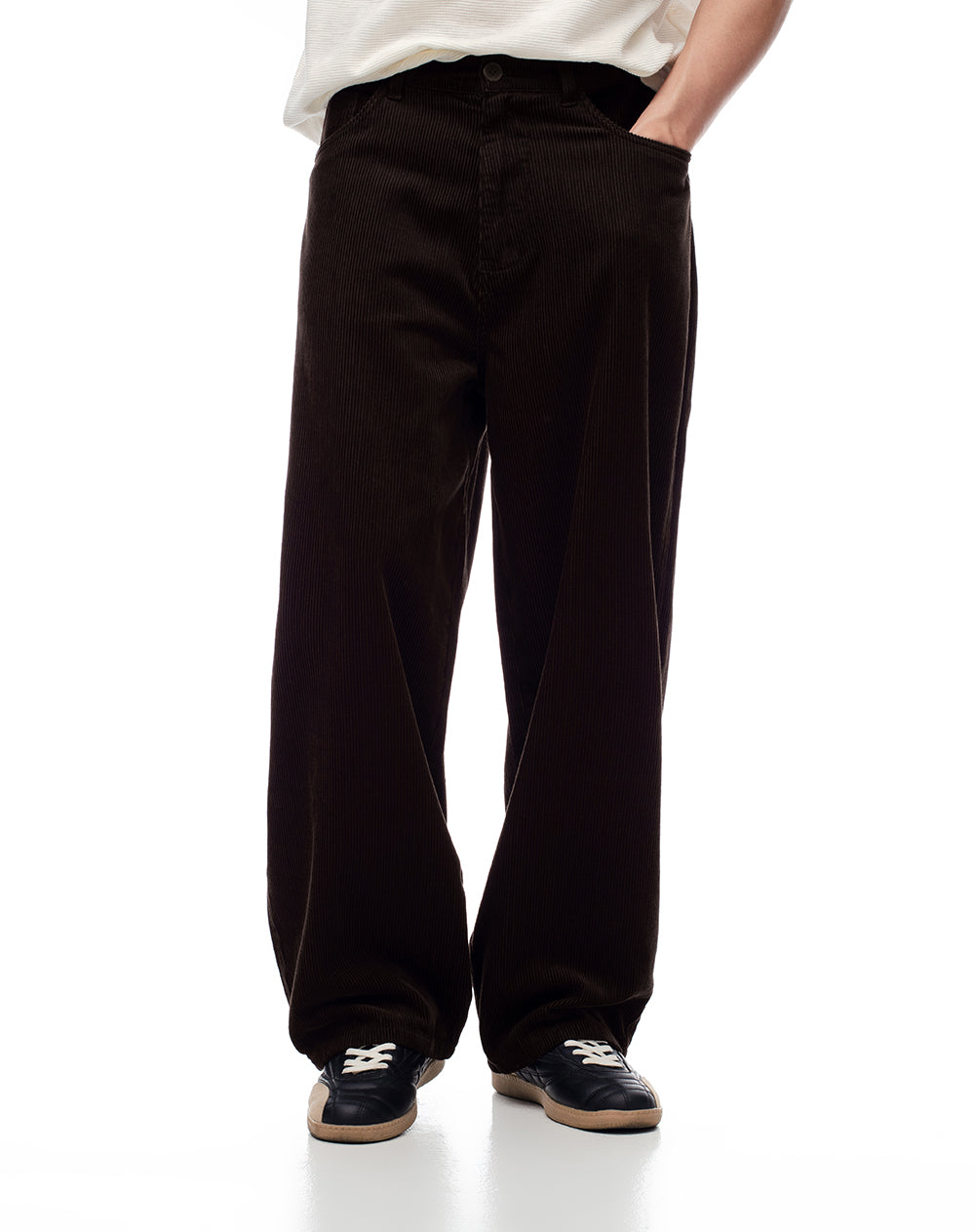 Pantalón oversized fit tiro medio en corduroy chocolate