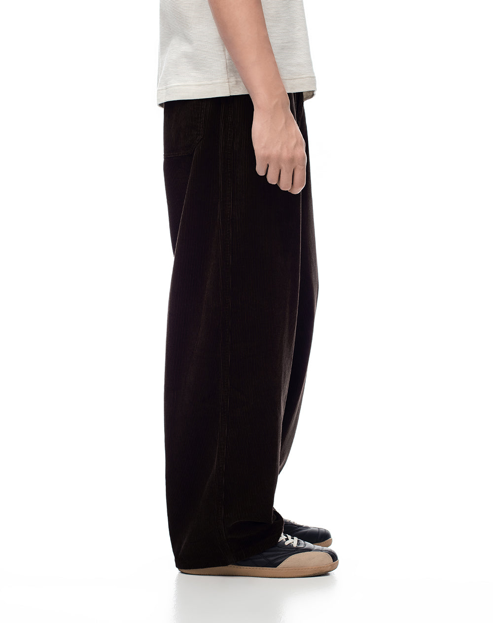 Pantalón oversized fit tiro medio en corduroy chocolate
