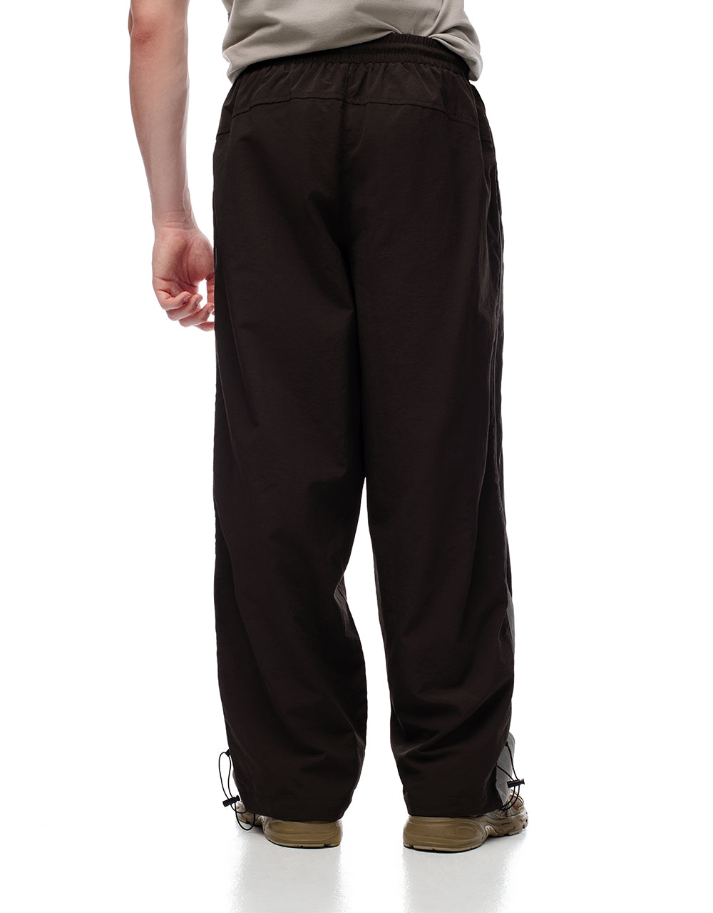 Pantalón oversized fit tiro medio cafe bloques
