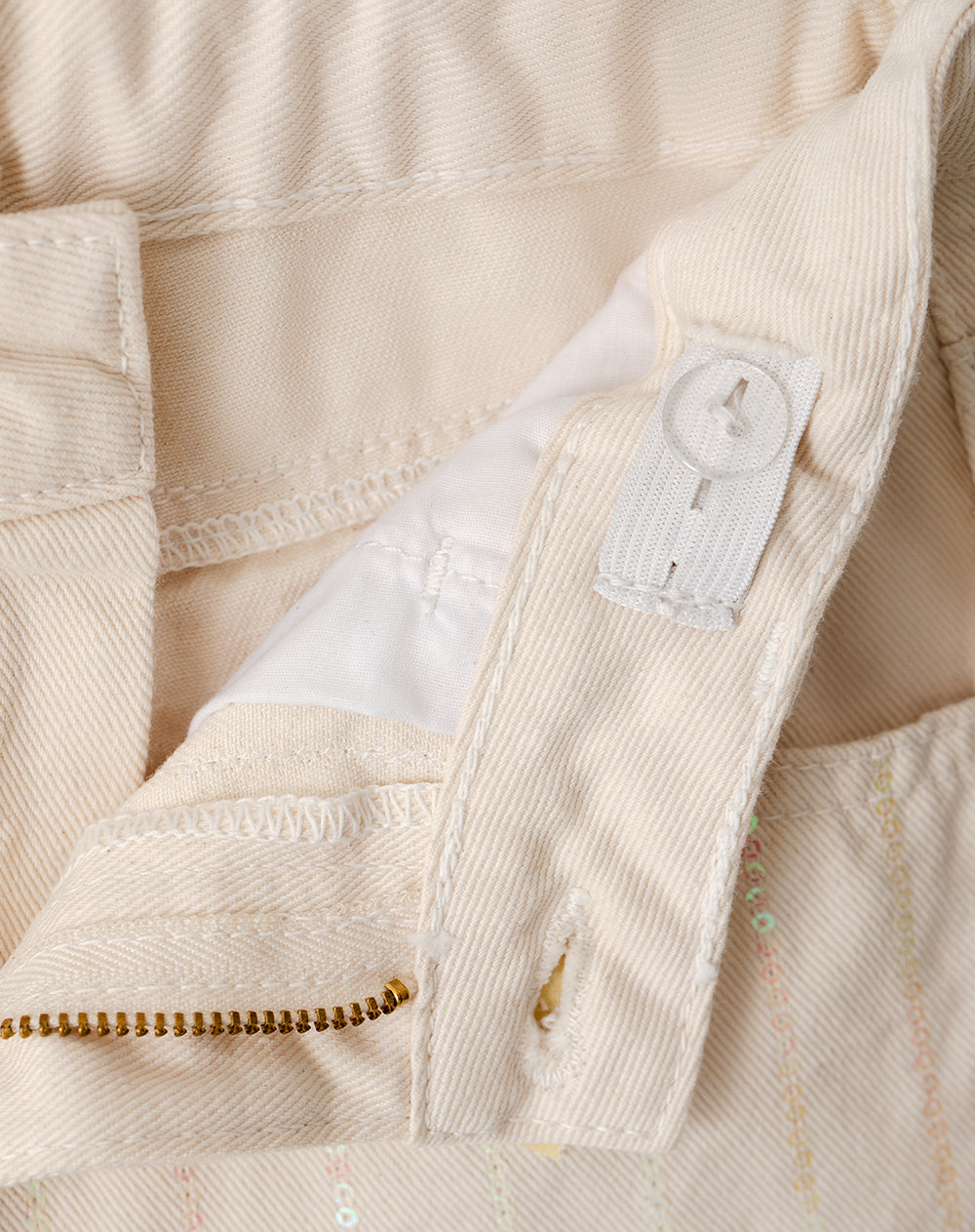 Jean regular fit tiro medio en drill crema