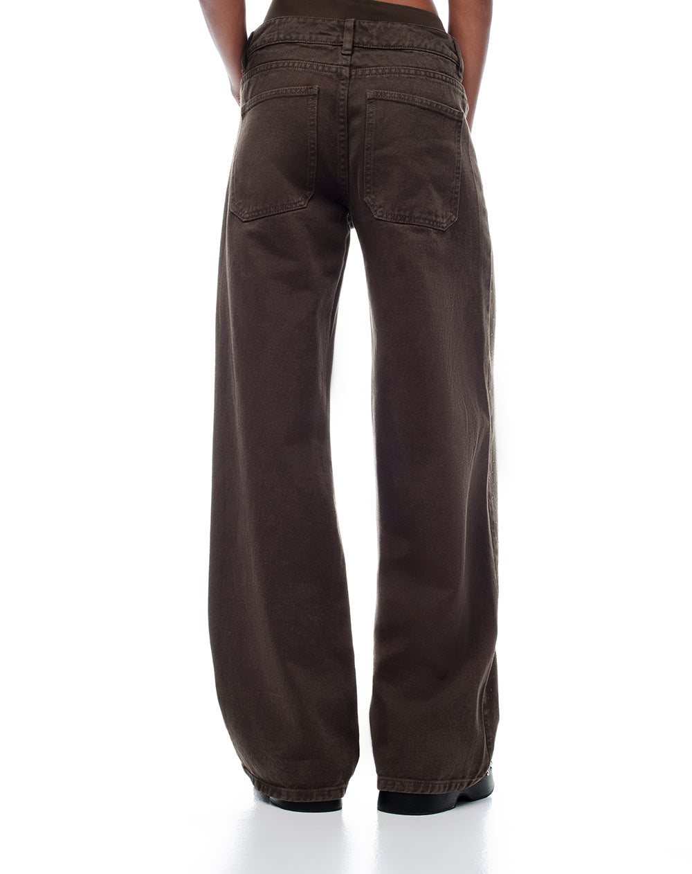 Pantalón regular fit tiro medio en drill chocolate