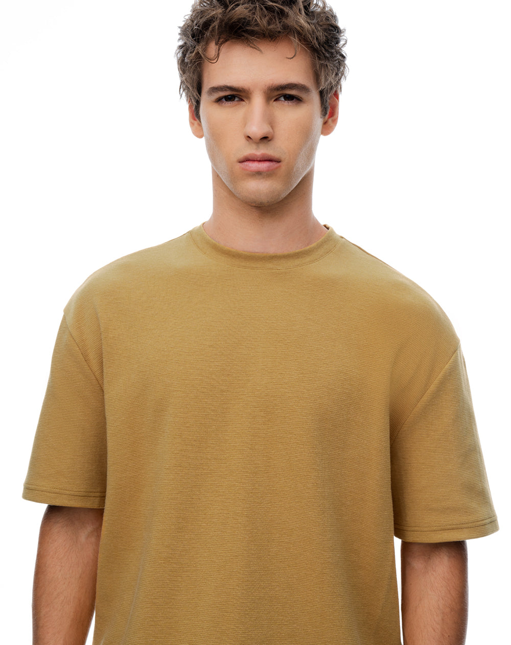 Camiseta regular café hombre
