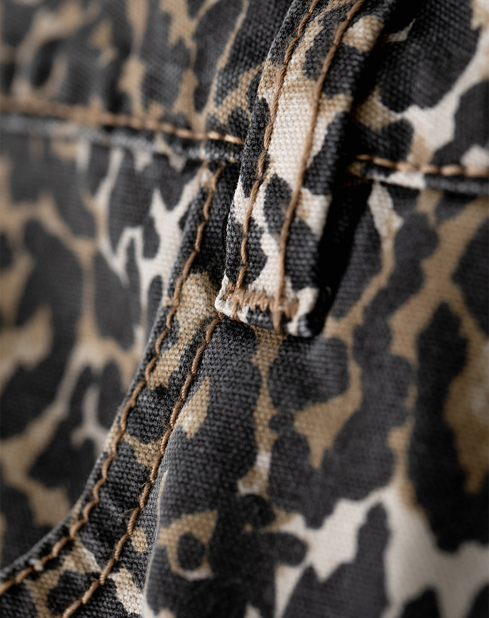 Pantalón regular fit tiro medio en drill leopardo cafe