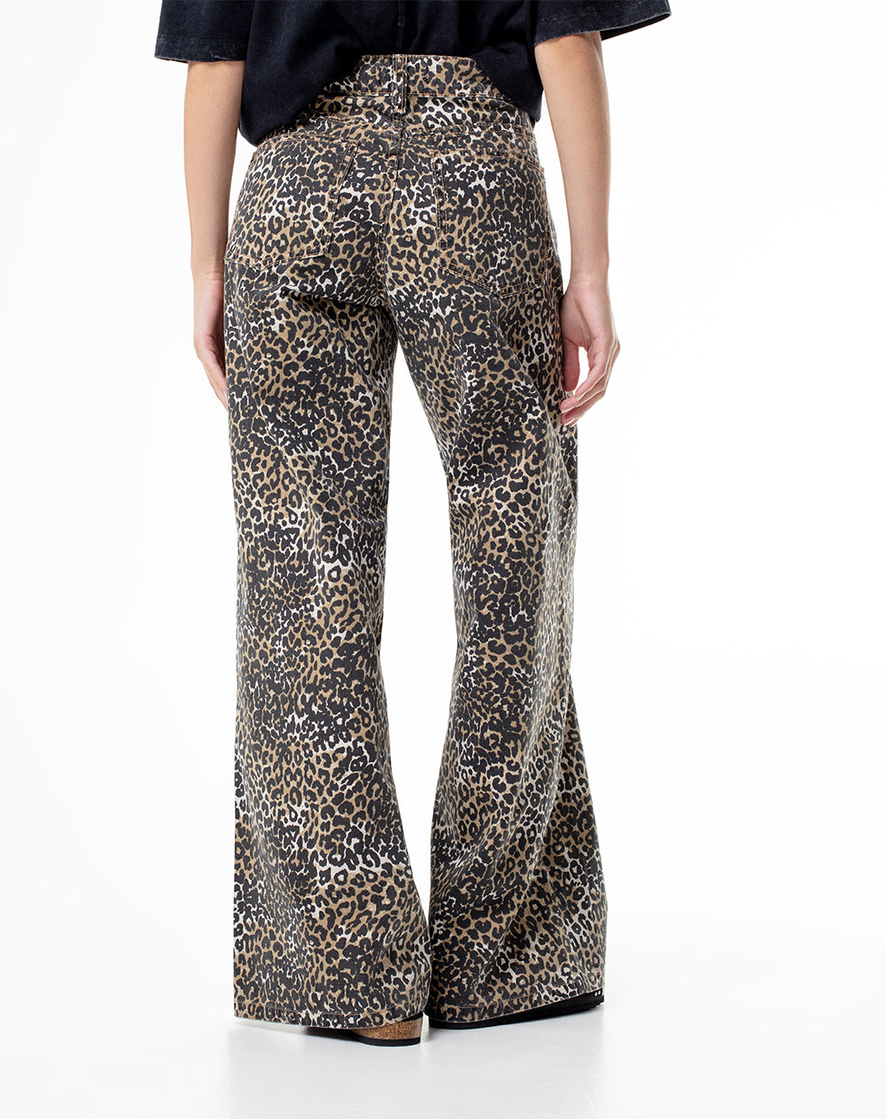 Pantalón regular fit tiro medio en drill leopardo cafe