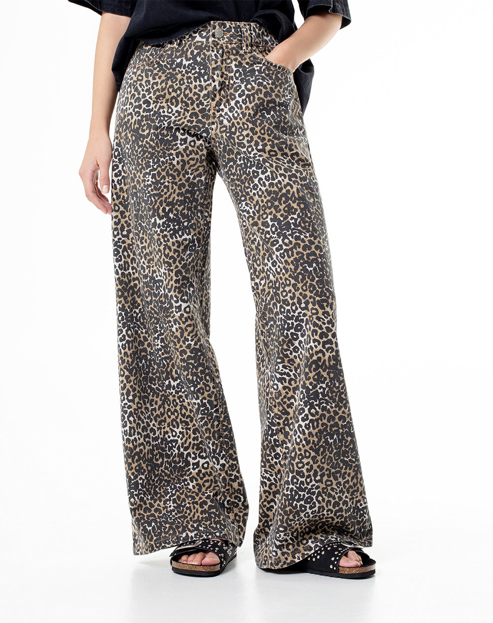 Pantalón regular fit tiro medio en drill leopardo cafe