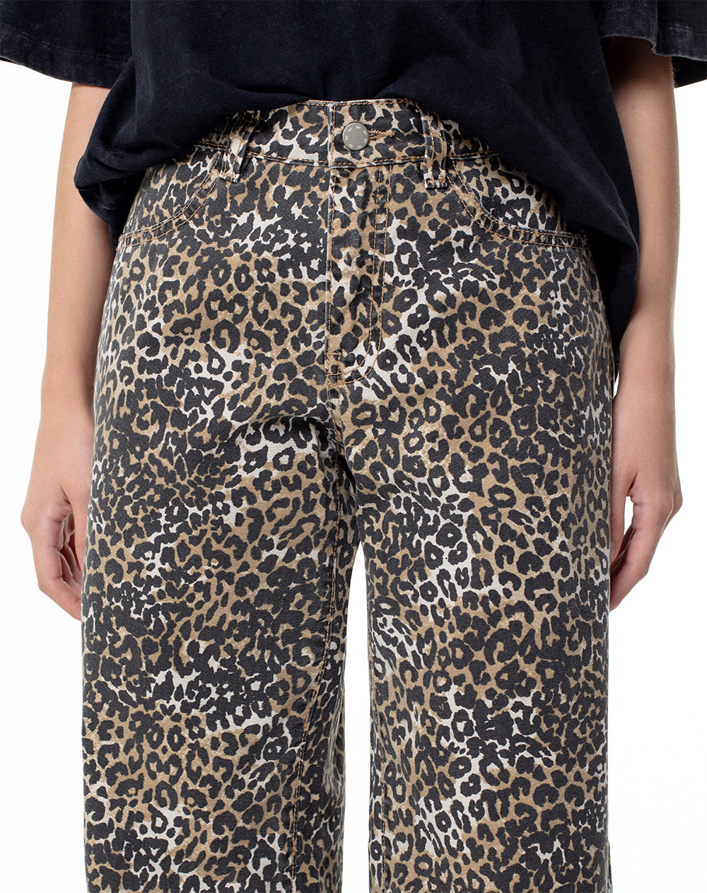 Pantalón regular fit tiro medio en drill leopardo cafe
