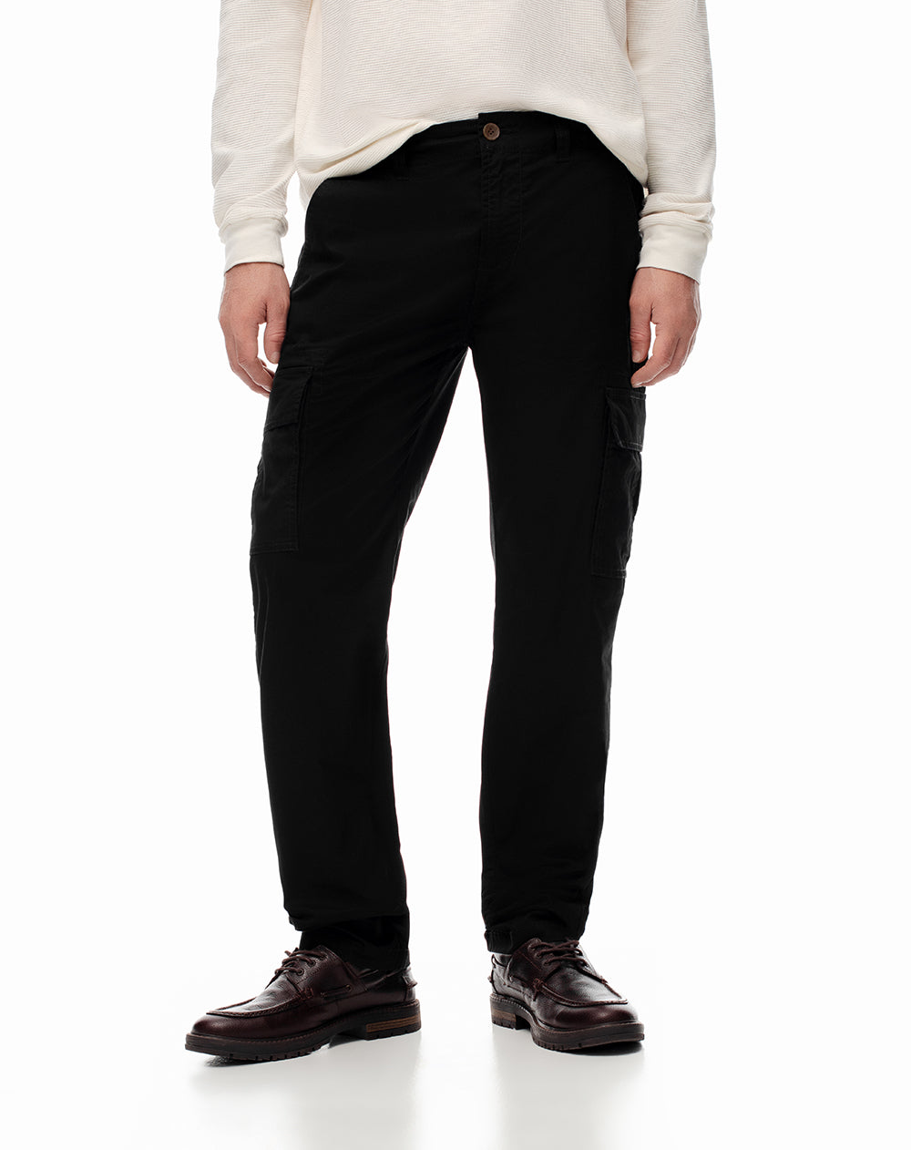 Pantalón slim fit tiro medio negro