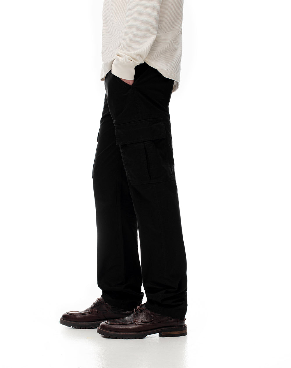 Pantalón slim fit tiro medio negro
