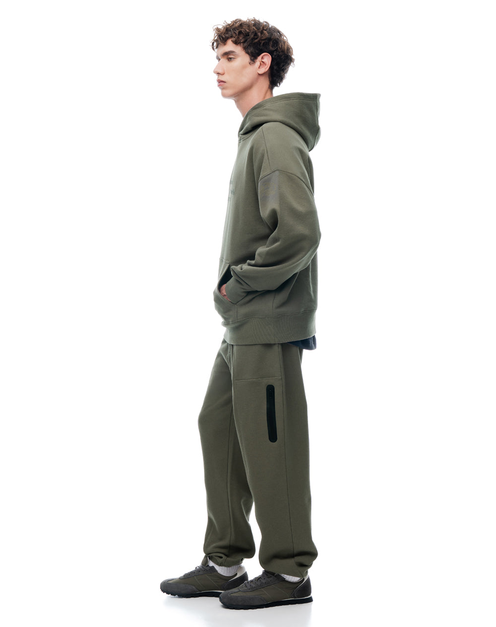 Jogger regular café hombre