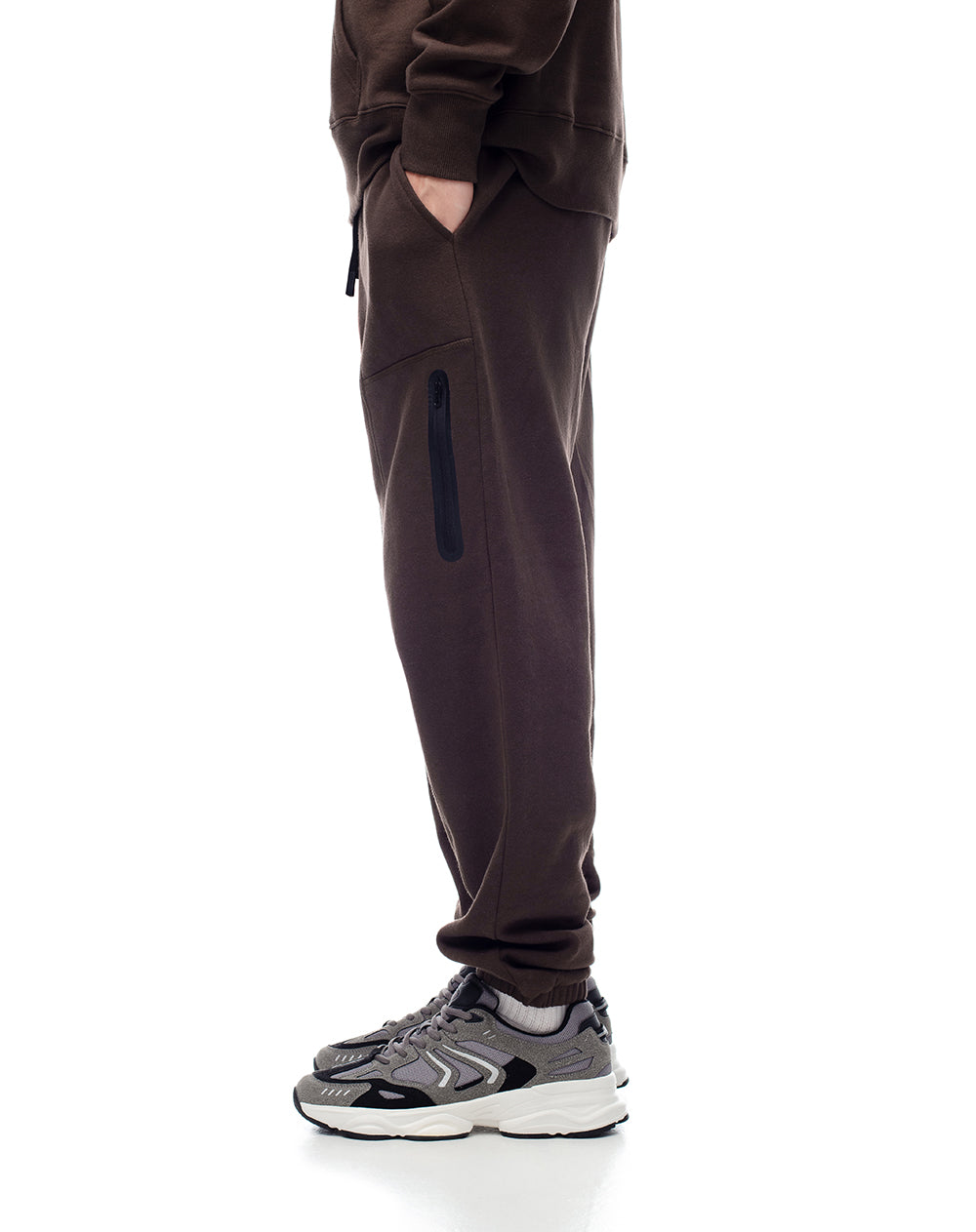 Jogger regular chocolate hombre