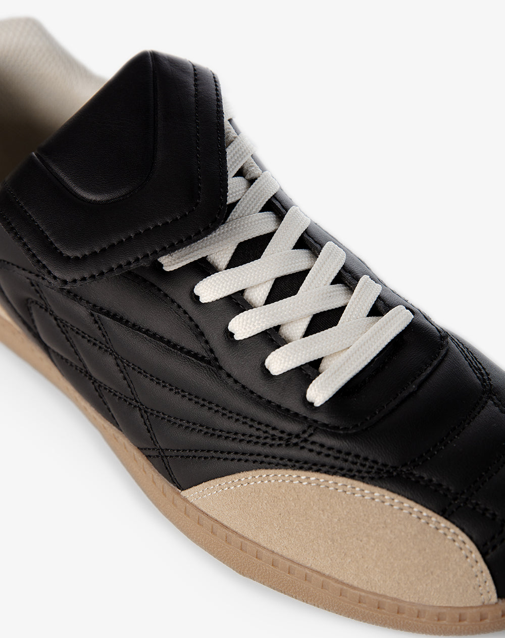 Tenis negro