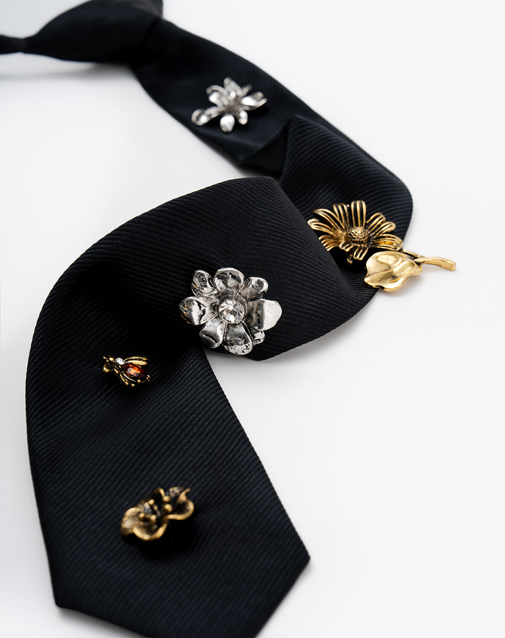 Corbata con apliques negra
