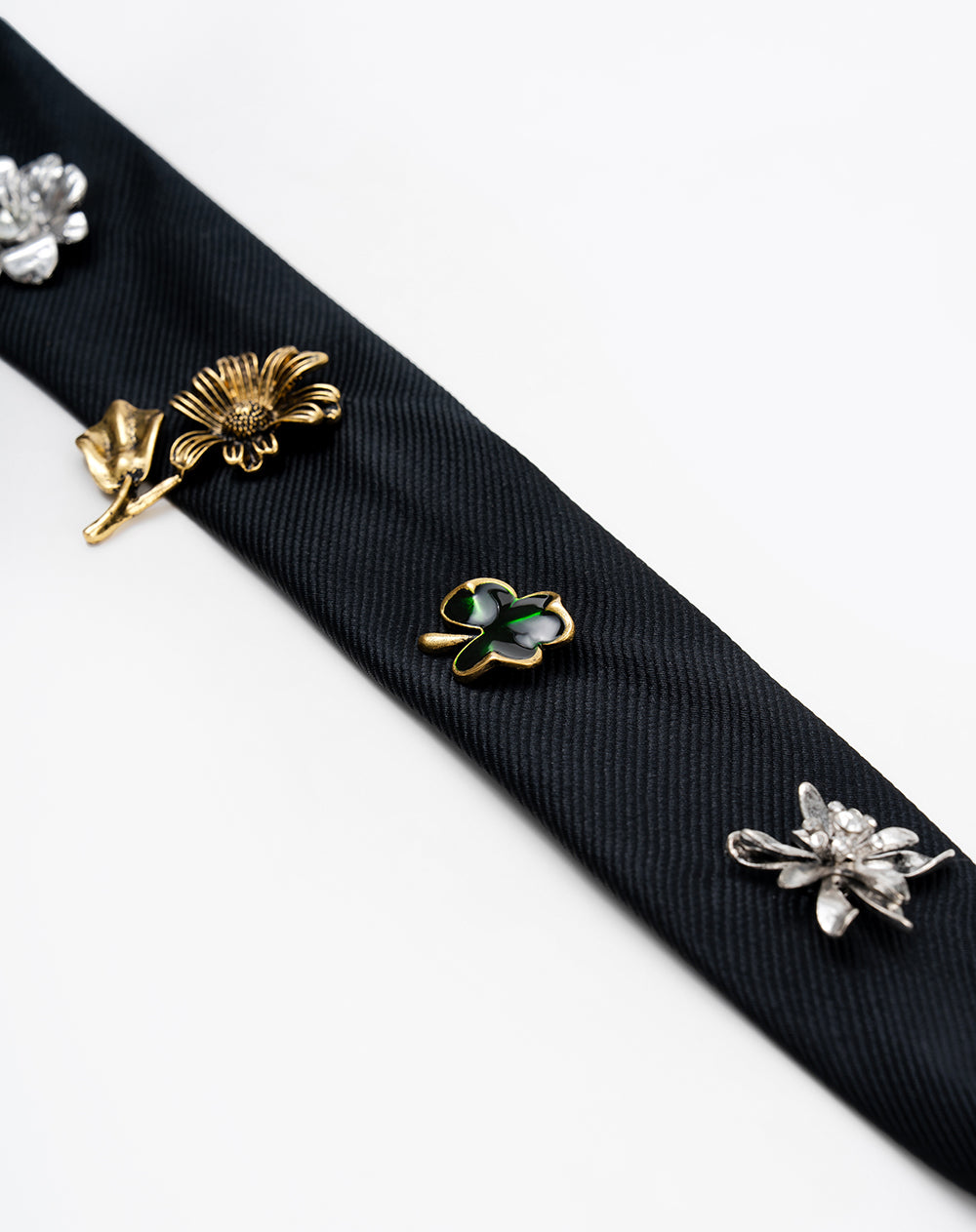 Corbata con apliques negra