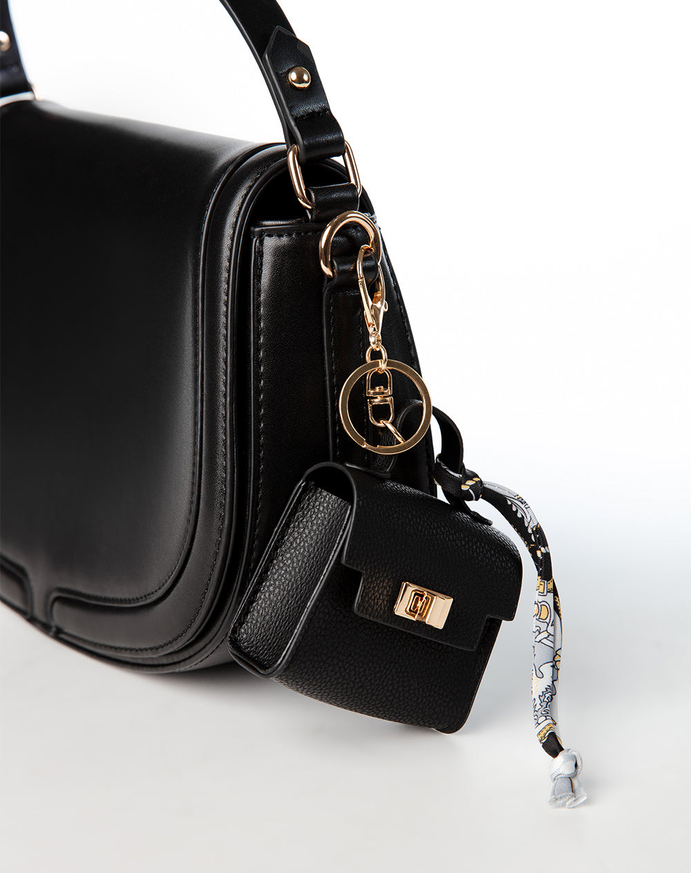 Charms bolso negro