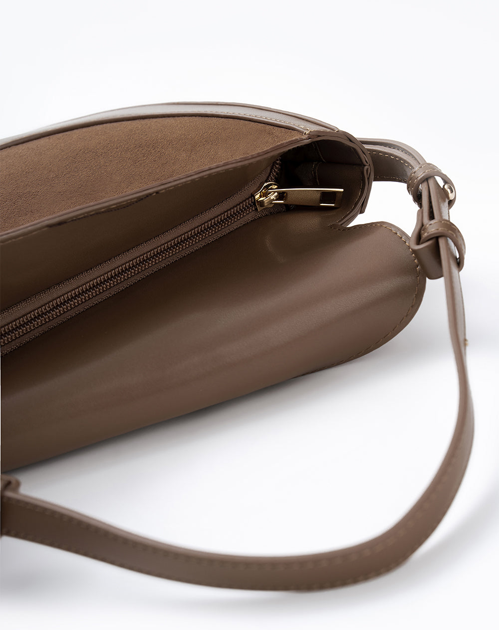 Bolso media luna café mujer