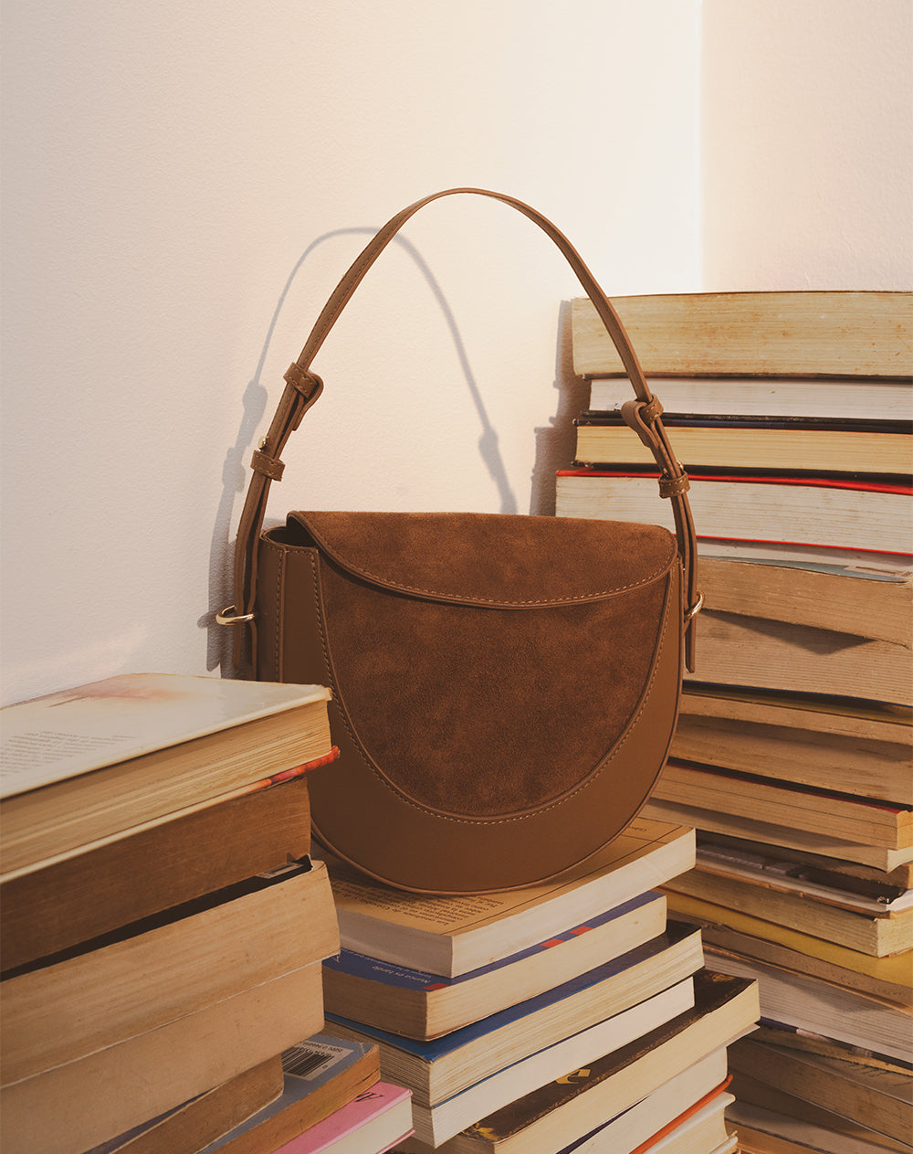 Bolso media luna café mujer