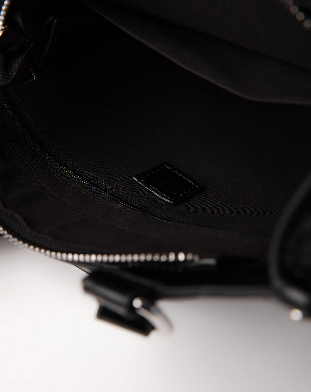 Bolso estructurado charol negro mujer