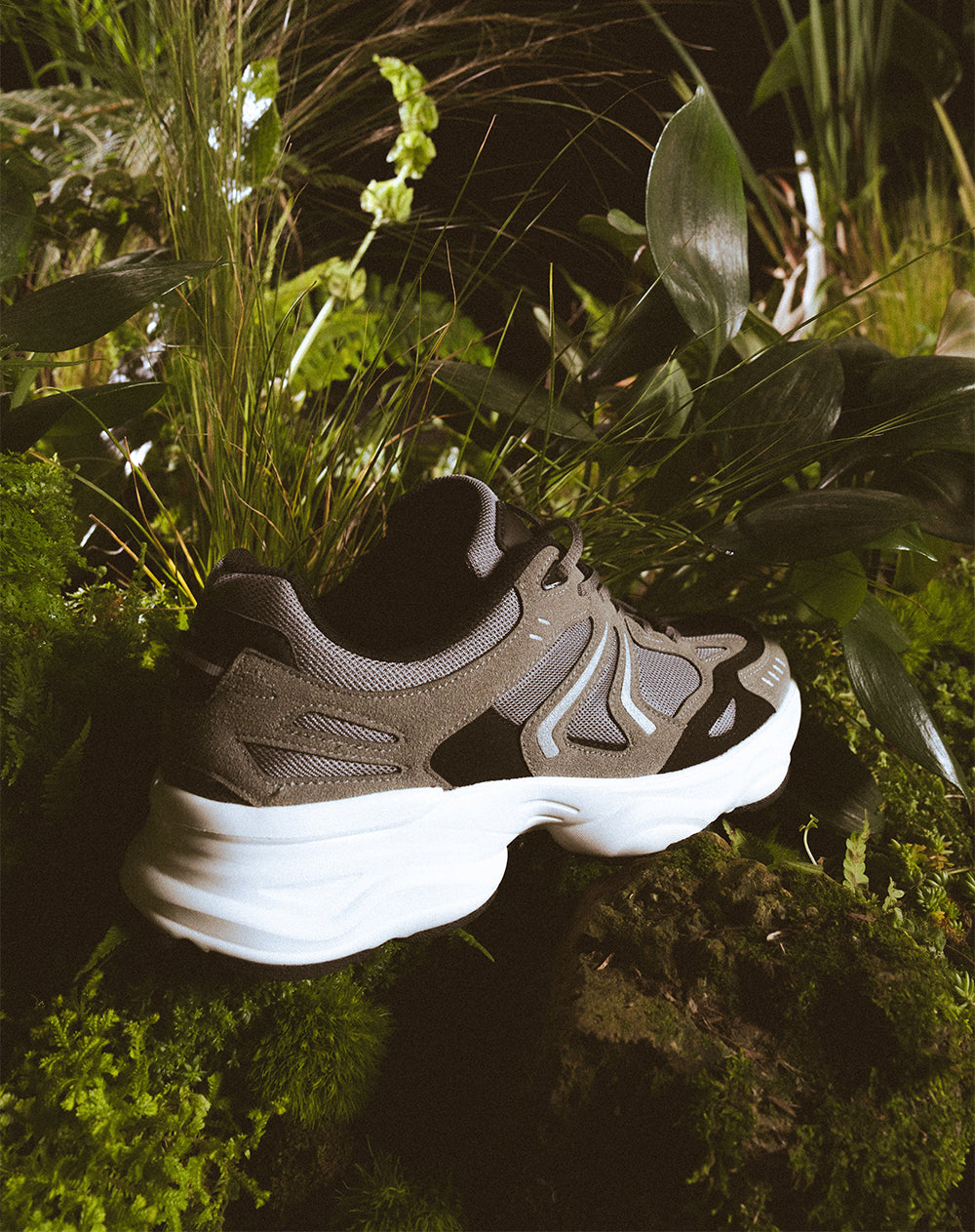 Tenis deportivos grises hombre