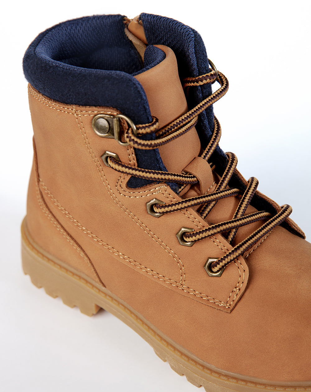 Bota tipo work boot café niño